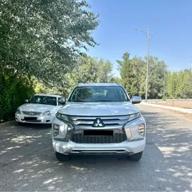 Mitsubishi Pajero 2020