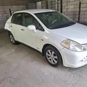 Nissan Tiida 2005