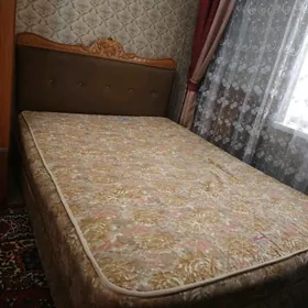 кровать