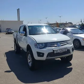 Mitsubishi L200 2010
