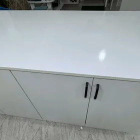 Стол и шкаф