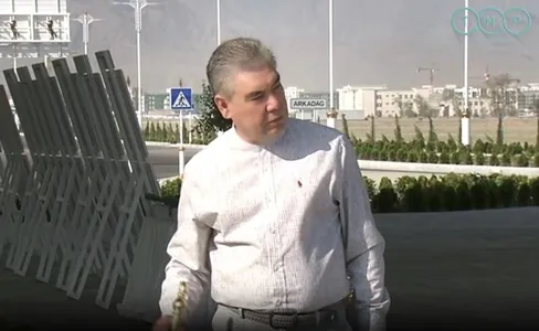 Gurbanguly Berdimuhamedow Gökdepe şaýolunyň ugrunda gurlan döwrebap köprini gözden geçirdi