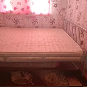 кровать