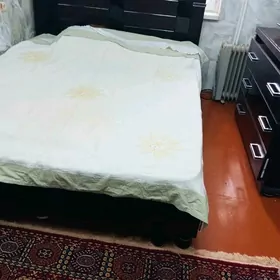двухспальная кровать