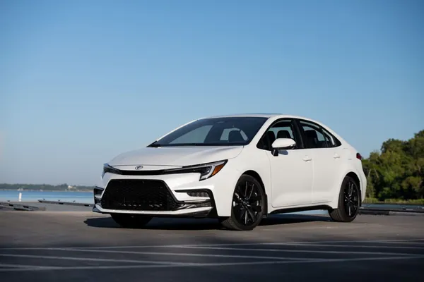 Toyota ABŞ-nyň bazary üçin Corolla we Corolla Hybrid sedanlaryny täzeledi