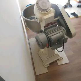 Meşalka hamyr garýan