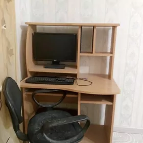 Компьютерный стол и кресло