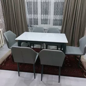 Стол и стулья
