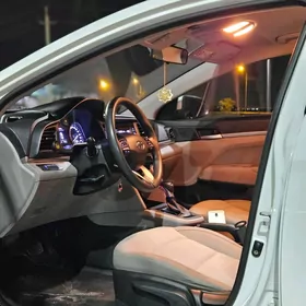 Hyundai Elantra 2019