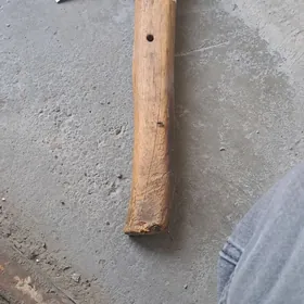 топор