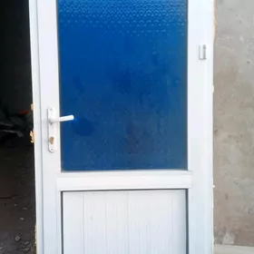 пластиковая дверь