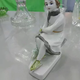 Статуэтки  и  посуда
