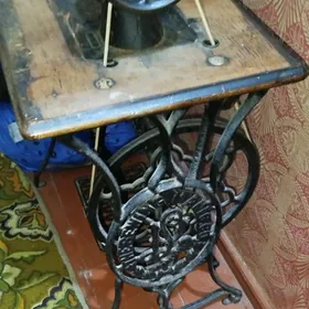 старинная швейная машинка