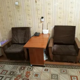 Два кресла и журнальный столик
