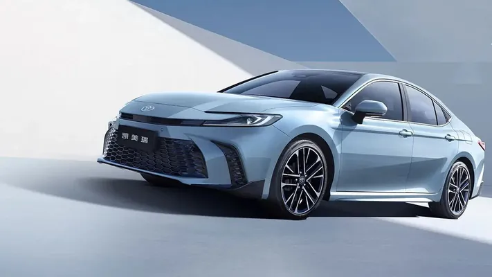 Новая Toyota Camry 2026 вышла в 15 разных вариантах