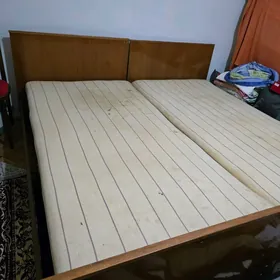кровать