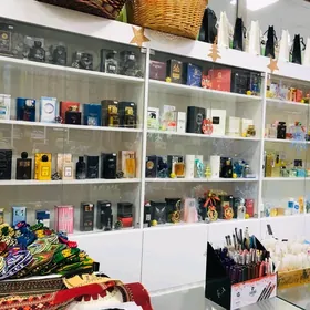 witrina şkaf parfyumeriya uçin