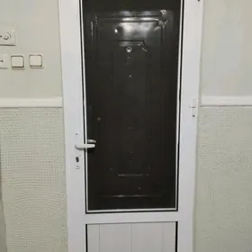 Пластиковая дверь с сеткой