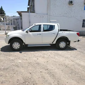 Mitsubishi L200 2011