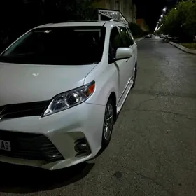 Toyota Sienna 2019