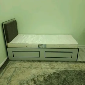 кровать
