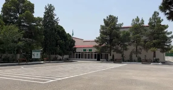 Aşgabat maliýe-ykdysady orta hünär okuw mekdebinde resminamalary kabul etmek işi dowam edýär