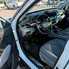 Toyota Highlander 2021
