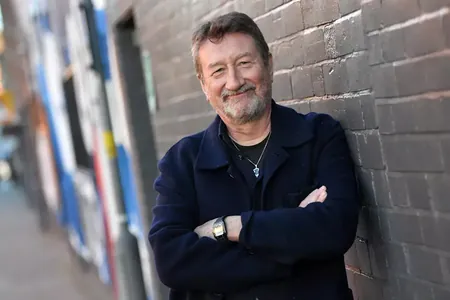 Сценарий нового фильма об агенте 007 напишет автор «Острых козырьков»