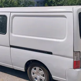 Nissan Urvan 2010