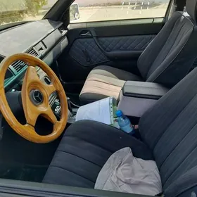 Mercedes-Benz 230E 1985