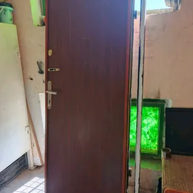 продается железная дверь