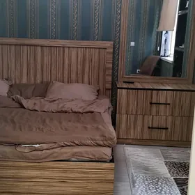 КРОВАТЬ ТРЮМО ЗЕРКАЛО