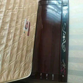 Кровать с двумя тумбами