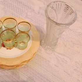 посуда тарелки и стаканчики