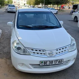 Nissan Tiida 2005