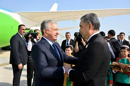 Gurbanguly Berdimuhamedow Türkmenistana gelen Özbegistanyň Prezidenti bilen duşuşdy