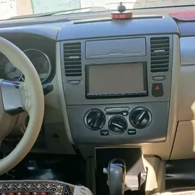 Nissan Tiida 2005