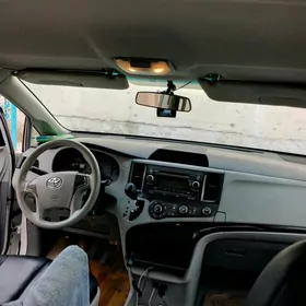 Toyota Sienna 2012