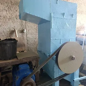 Drabilka işledip bilýän oglan