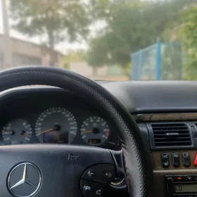 Mercedes-Benz E320 2000