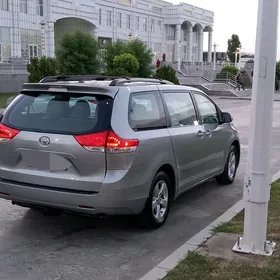 Toyota Sienna 2011
