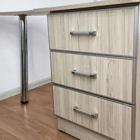 Маникюрный стол
