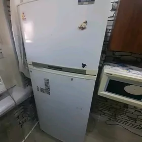 холодильник продаю срочно