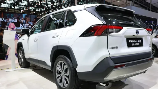 Toyota начала закупать китайские компоненты чтобы снизить цены на свои машины