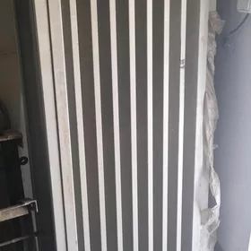 Demir gözenekli gapy