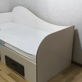 кровать