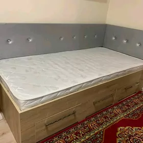 Кровать