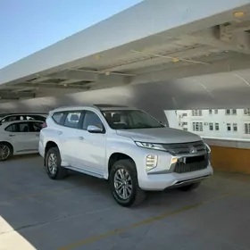 Mitsubishi Pajero 2020