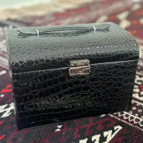Gyzyl salynyan çemodan