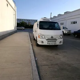 Nissan Urvan 2011
